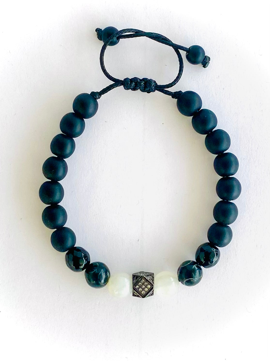 Pulsera con dije hexagona, onix, agata y piedra luna