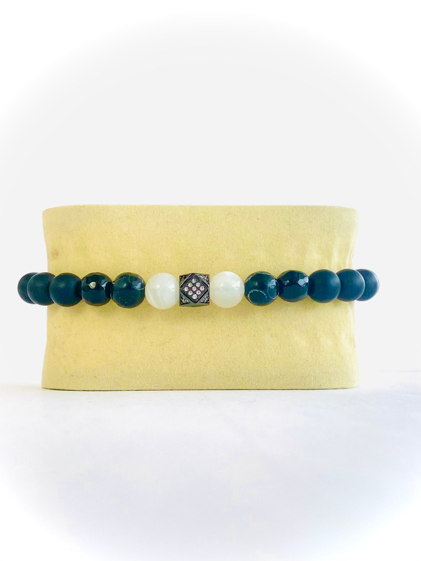 Pulsera con dije hexagona, onix, agata y piedra luna